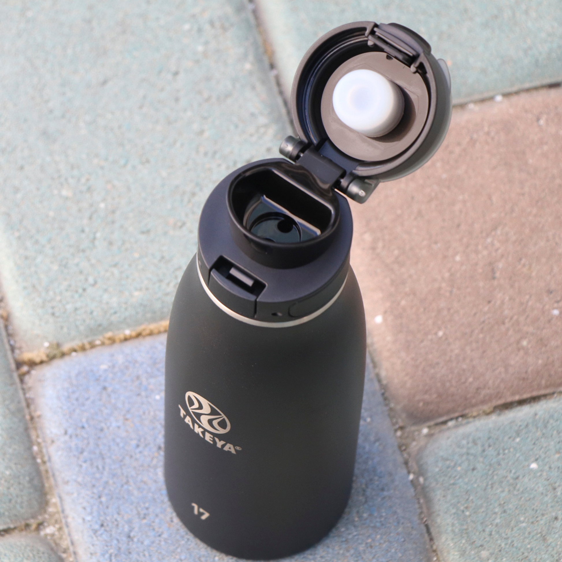 traveler-fliplocktm-lid-k9 96076-R-TravelerLid-Lifestyle-Onyx.png